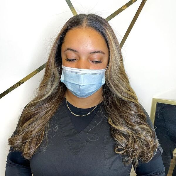 Uma mulher em uma máscara cirúrgica com uma manga longa preta