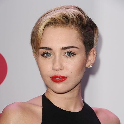 Corte de cabelo Miley Cyrus com detalhes em rosa pálido