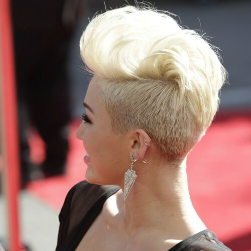 Miley Cyrus cabelos curtos por trás