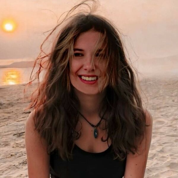 Millie Bobby Brown - sorri e está na praia