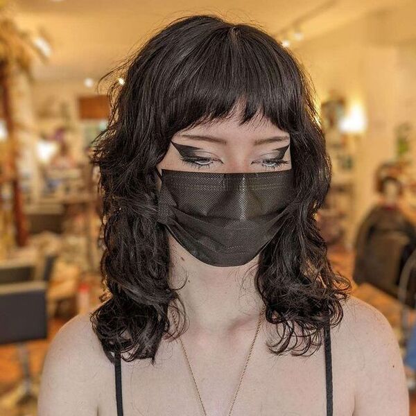 mulher de máscara preta