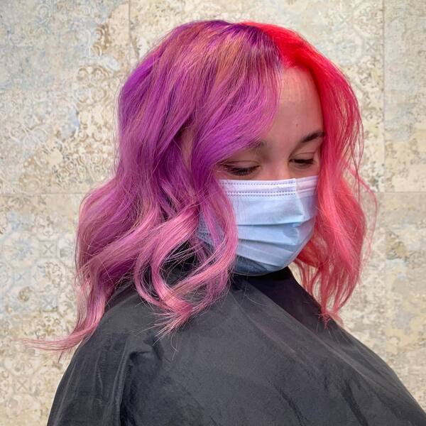 Cabelos de néon e lilás - uma mulher em uma máscara cirúrgica