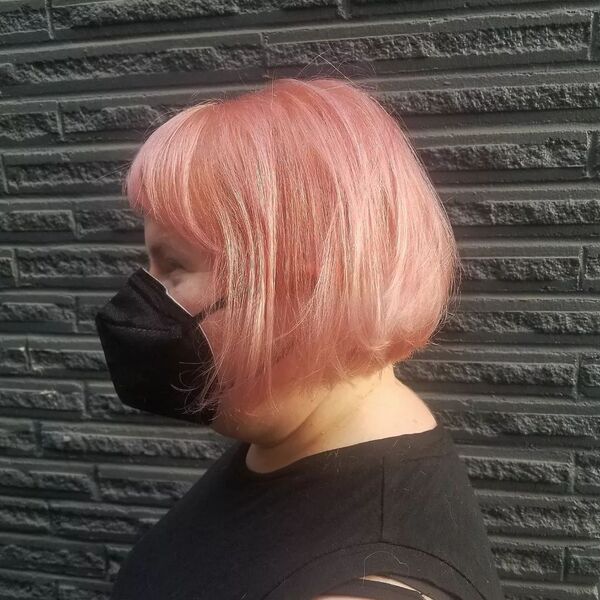 mulher usando máscara preta KN95