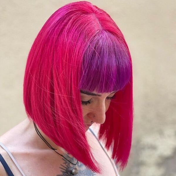 Testa de corte de cabelo rosa com franja roxa - uma mulher com uma tatuagem, no pescoço de um colar