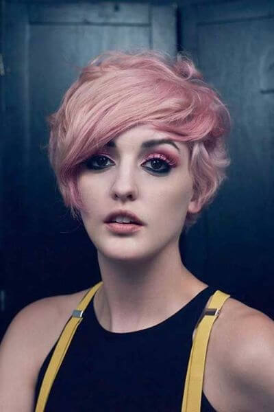 Penteados ondulados curtos - penteado rosa pixie para cabelos ondulados