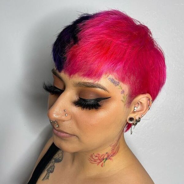 Cabelo de duende roxo rosa - mulher com tatuagem e muitos brincos
