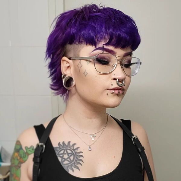 Penteado curto violeta com kefal - uma mulher com tatuagens