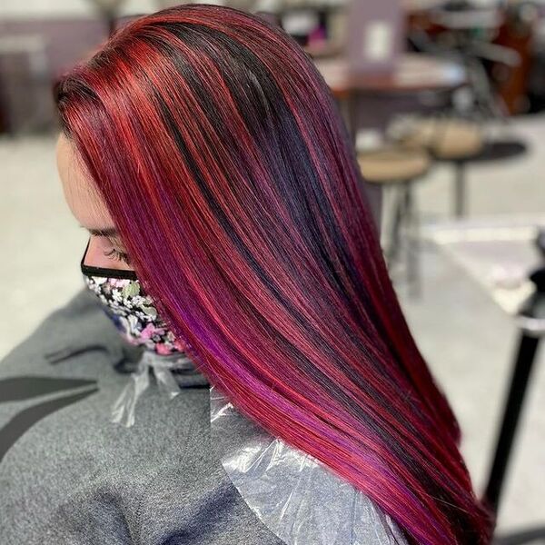 Roxo e vermelho em cabelos lisos
