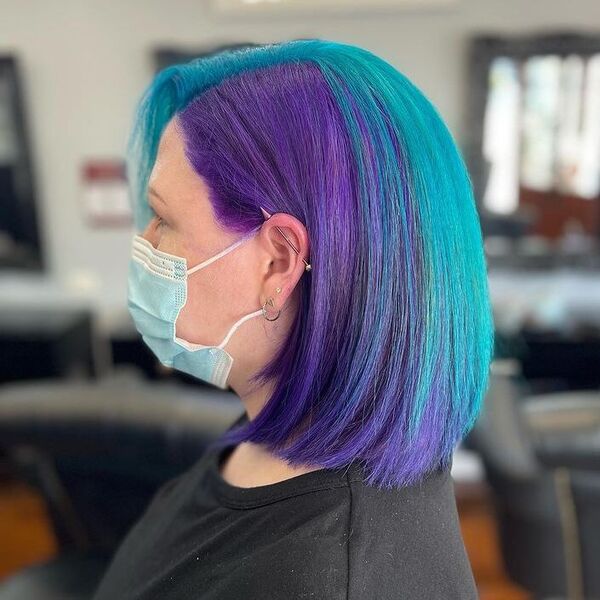 Viole t-Turquoise Combined Hairstyle - Uma mulher em uma máscara cirúrgica