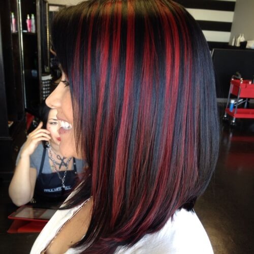 Listras vermelhas no cabelo preto