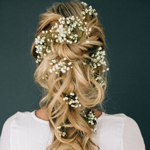 Penteado ondulado romântico com flores