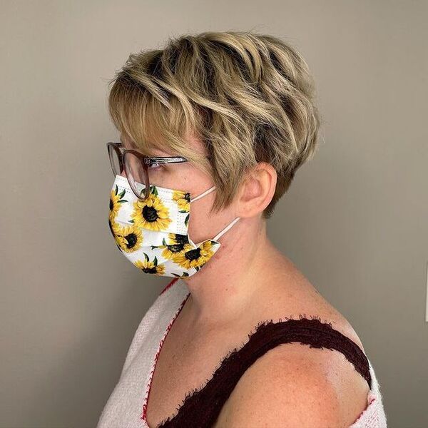 mulher de óculos usando uma máscara com estampa