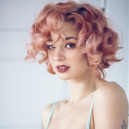 corte pixie com cabelo lilás brilhante
