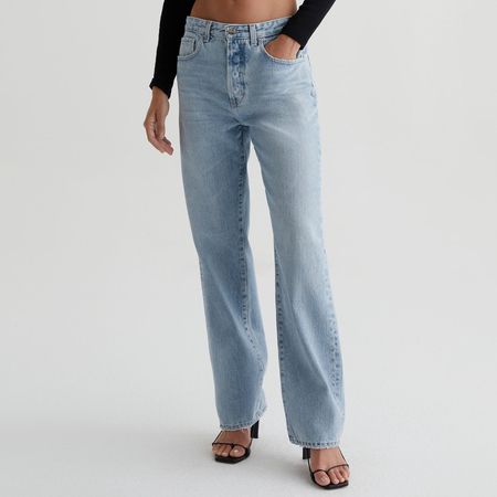 AG x Emrata Clove Relaxed Straight Jeans em jeans leve e lavável