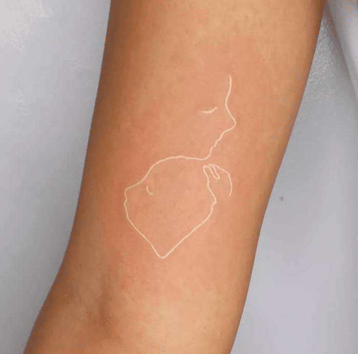 Contorno de tatuagem de tinta branca