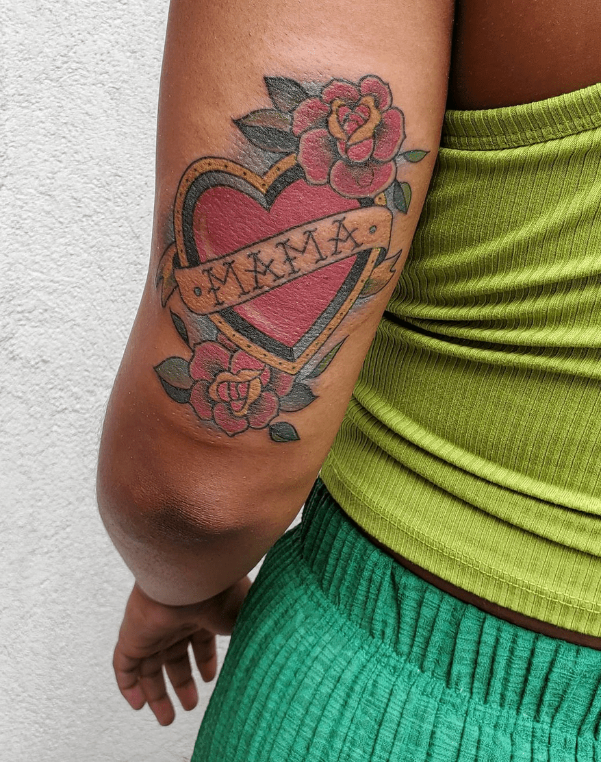 Tatuagem Rosa na parte de trás de um estilo de marinheiro