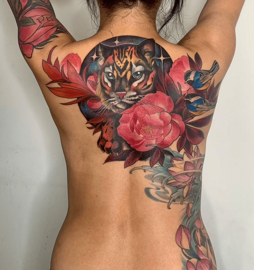 Tatuagem rosa de flora e fauna nas costas