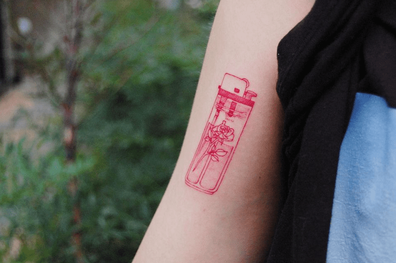 Tatuagem de rosa mais clara no braço