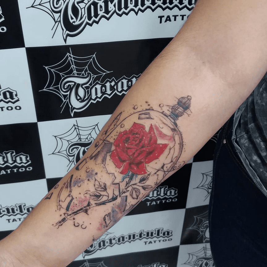 Rose Tattoo no antebraço em uma estrutura de vidro