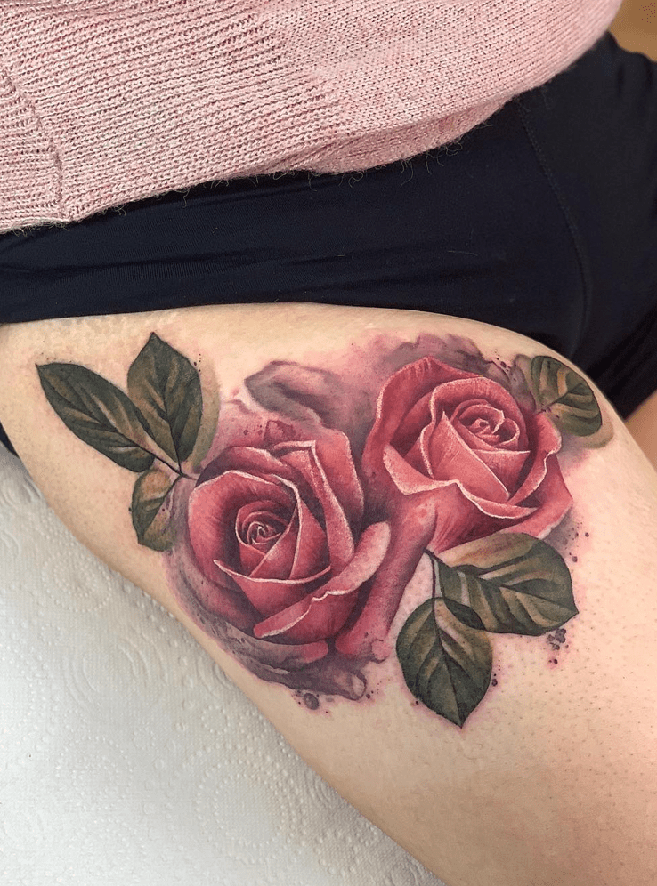 Rose Tattoo no quadril