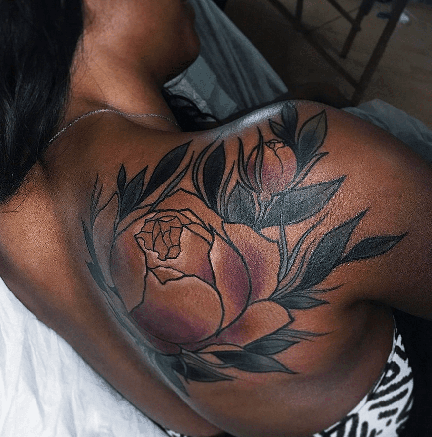 Tatuagem de rosa rastejante nas costas e no ombro
