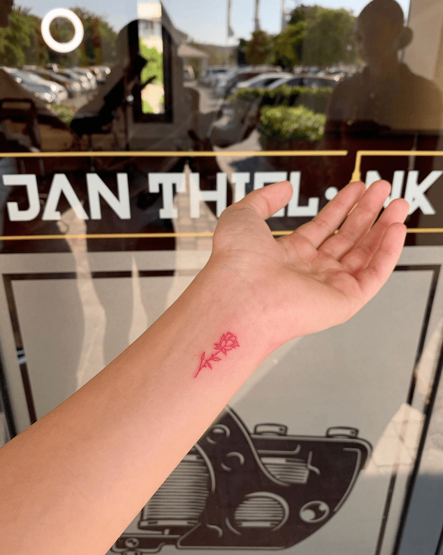 Tatuagem de rosa vermelha no pulso