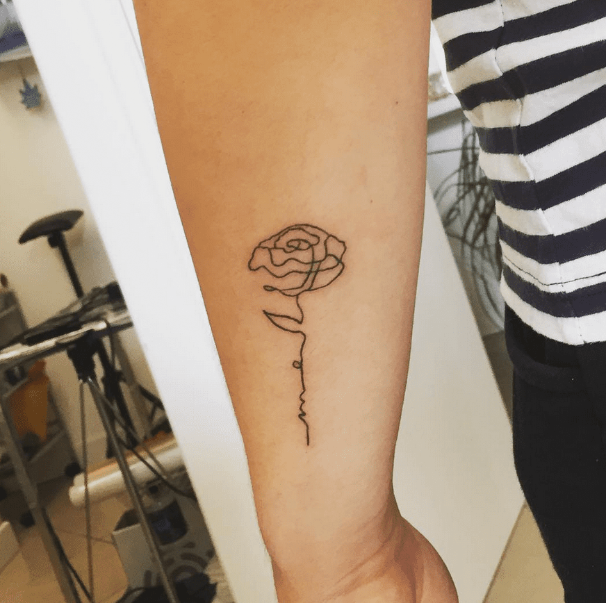 tatuagem de rosa única na linha na parte de trás do braço