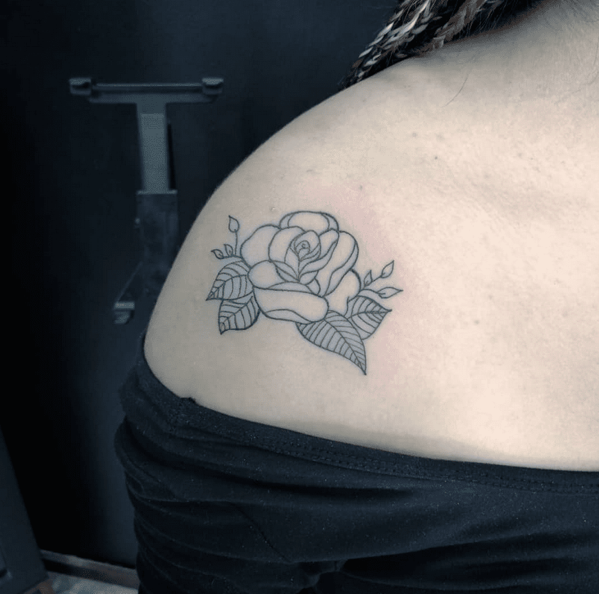 Simples tatuagem de rosa no ombro