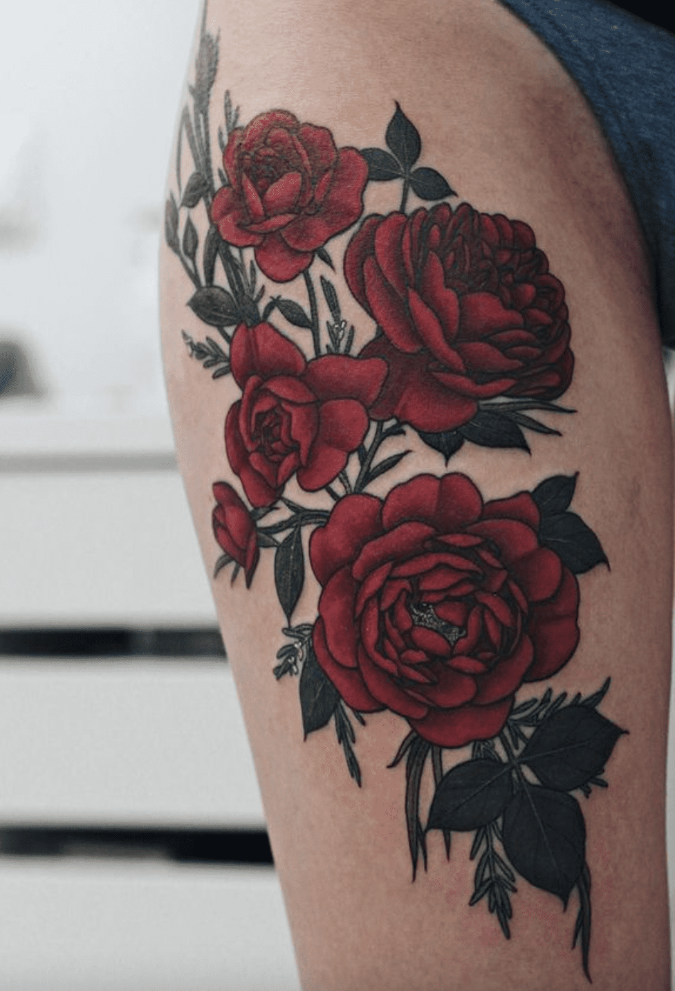 Tatuagem de rosa realista no quadril