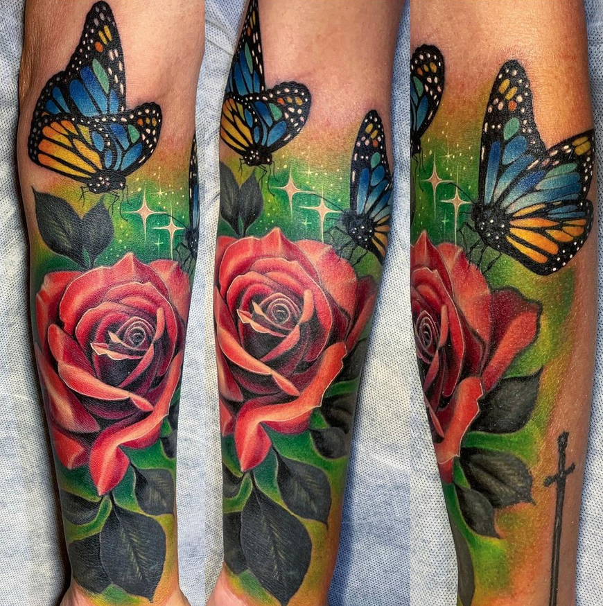 Rose com tatuagem de borboletas na perna