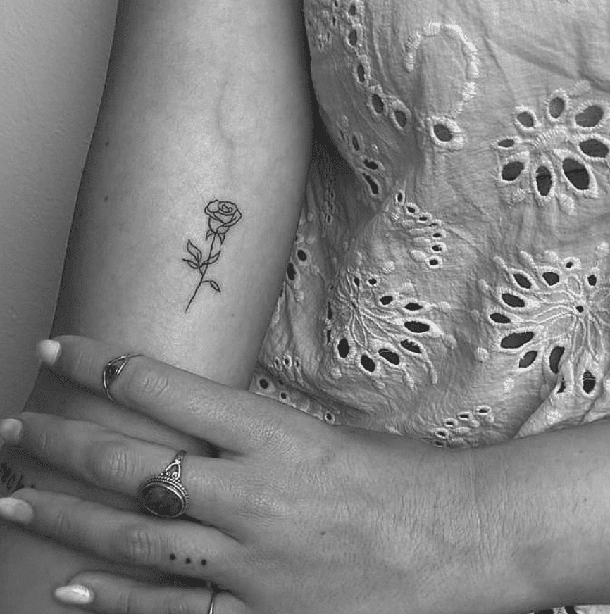 Tatuagem de rosa interna no braço