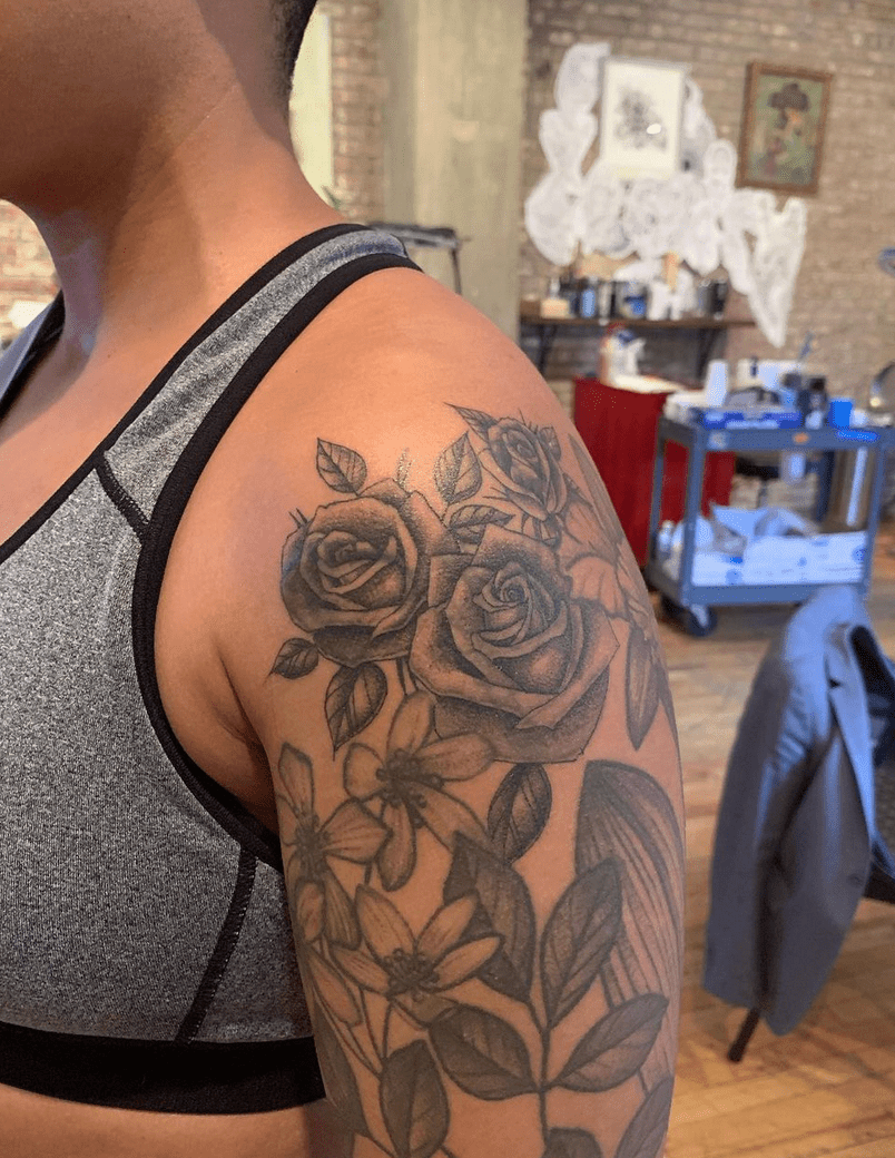 Tatuagem da mistura de flores no ombro