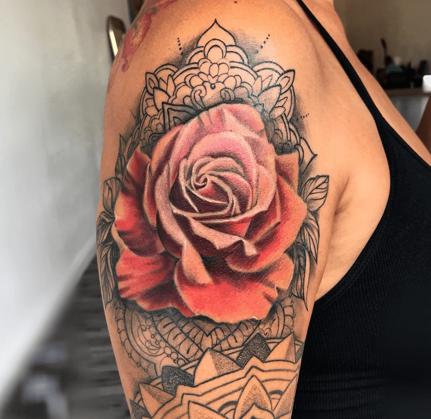 Double Design Rose Tattoo no ombro