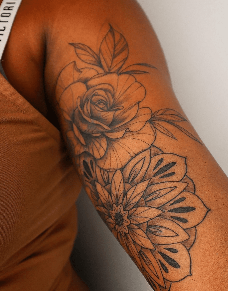 Rose Tattoo no interior da mão