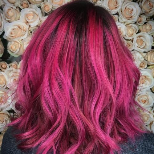 Raízes sombrias e cabelos roxos