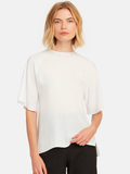 Modelo em uma camiseta branca de T-shirt