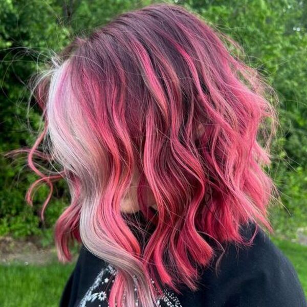 Brilho rosa em um corte de cabelo de comprimento médio