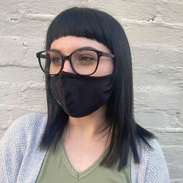 franja curta - mulher com óculos e máscara preta