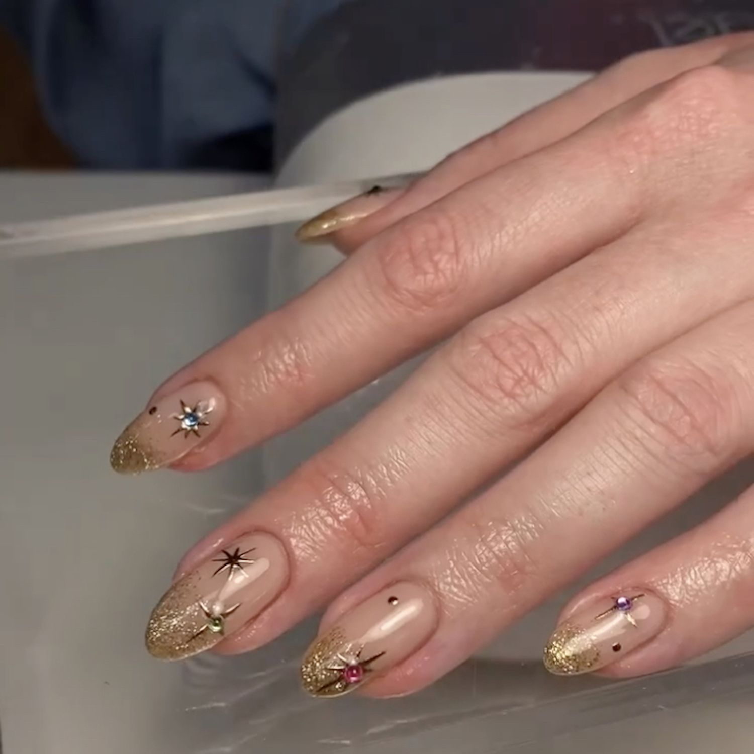 Manicure francesa com glitter dourado