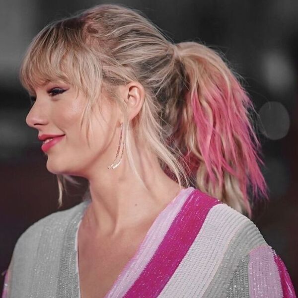 Taylor Swift - sorri, no topo com brilhos com brilhos
