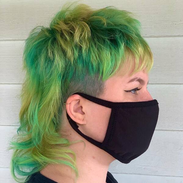 Pigtail texturizado com cabelo loiro verde - uma mulher em uma máscara preta