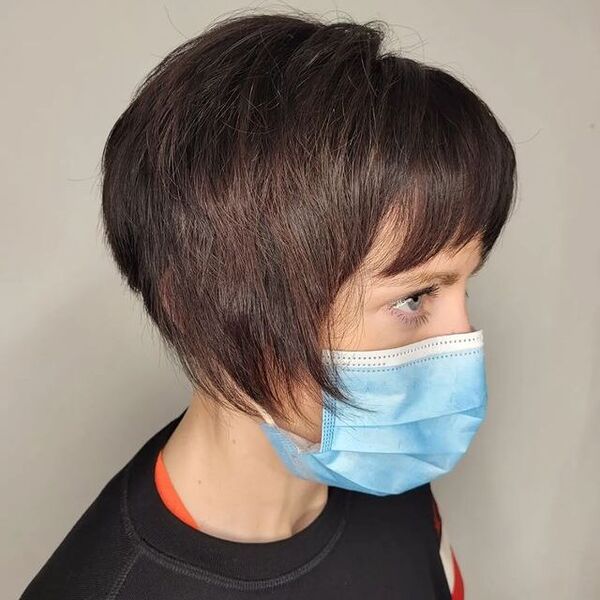 Cortes de cabelo texturizado - uma mulher em uma máscara cirúrgica