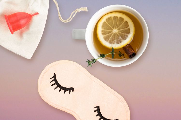 Uma composição de caneca de chá, máscaras do sono e xícaras para menstruação em um fundo gradiente