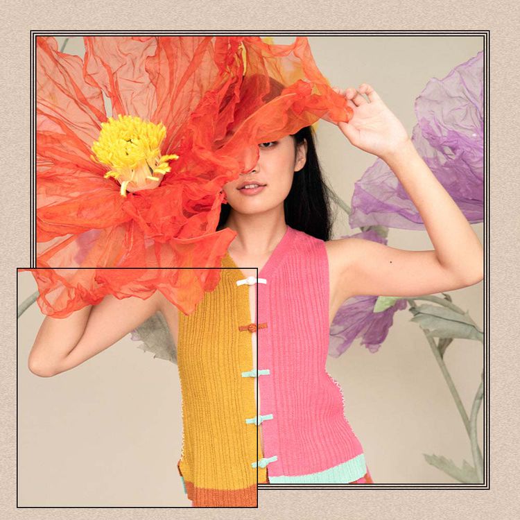 Um modelo em um colete de malha brilhante com grandes cores artificiais.