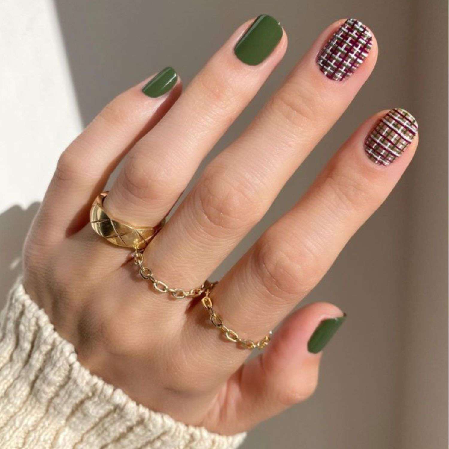 Manicure verde com unhas multicoloridas em xadrez neutro