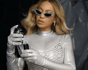 Beyoncé segura uma garrafa de espíritos prateado