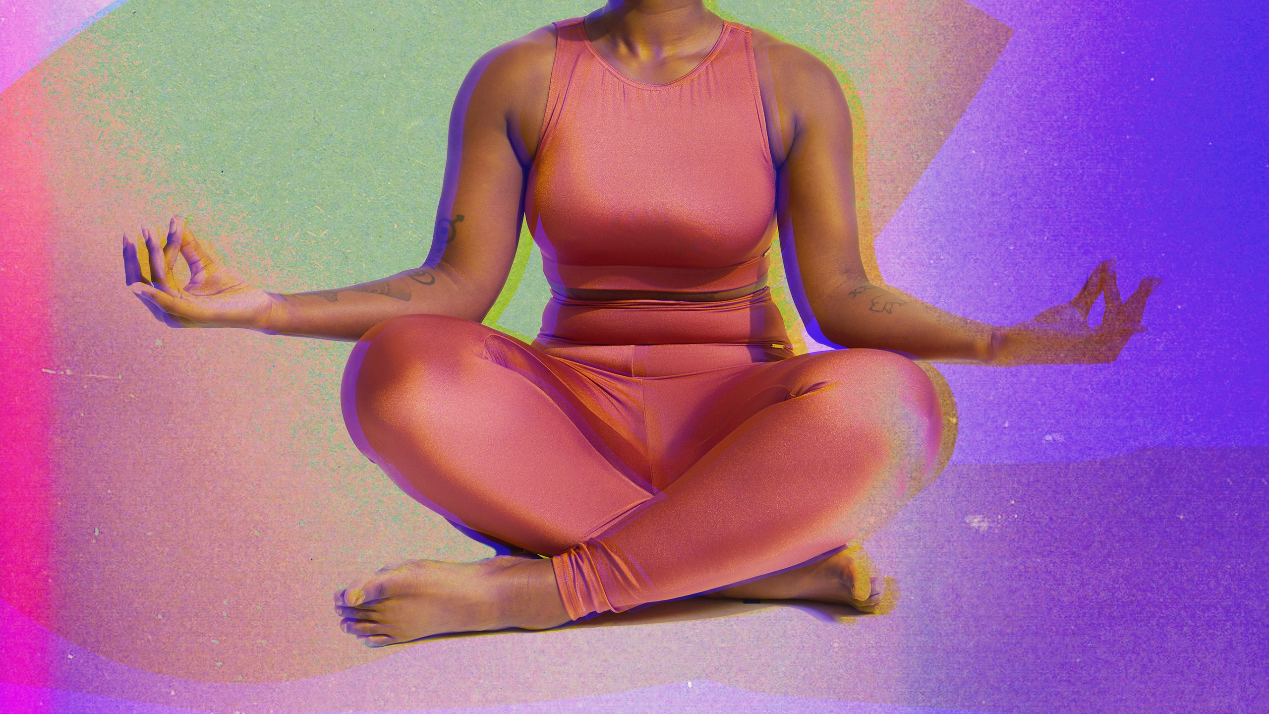 Uma mulher está envolvida no Yoga - é isso que você pode fazer se estiver se perguntando como tranquilizar o alarme.