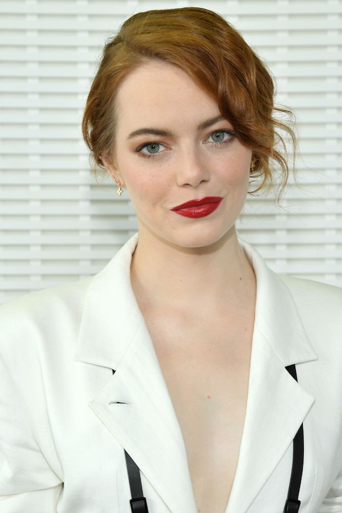 Como escolher um corte de cabelo para o formato do seu rosto 2014: Emma Stone com penteado e lábios vermelhos