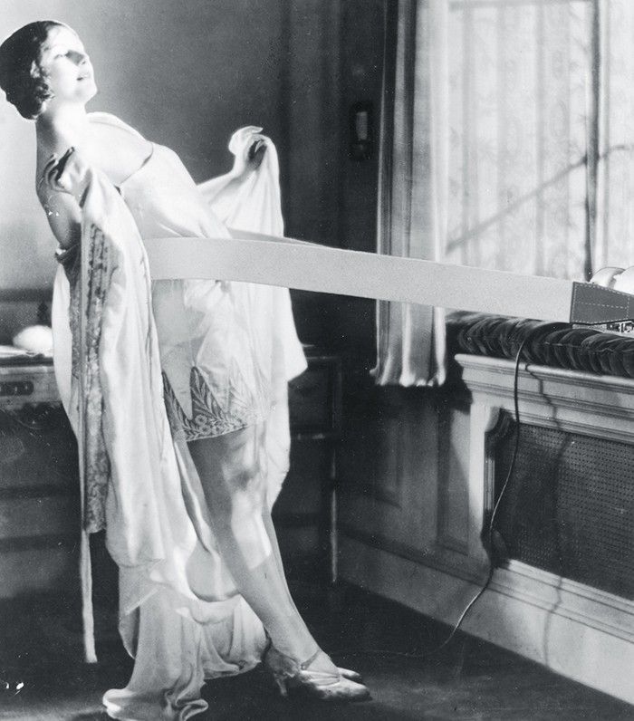 Mulher de 1900-1920 na academia com mínimos esforços