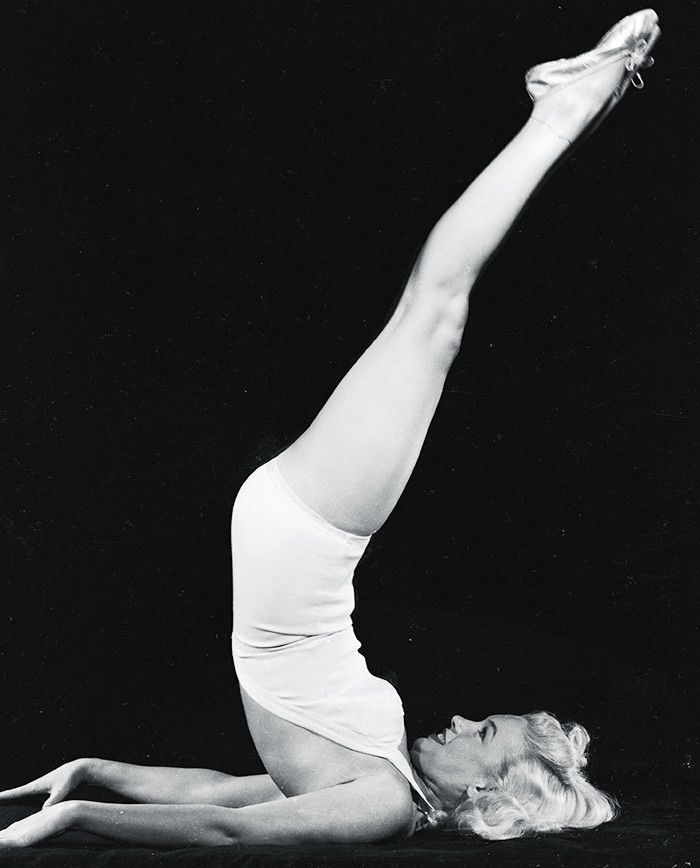 Mulher da década de 1930-1940 em treinamento para meninas glamourosas